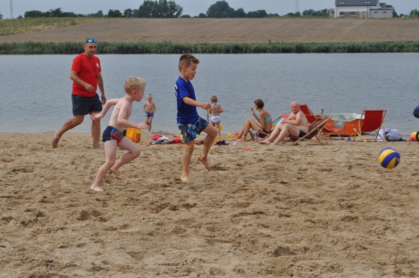 W Śremie: mali piłkarze odpoczywali na śremskiej plaży