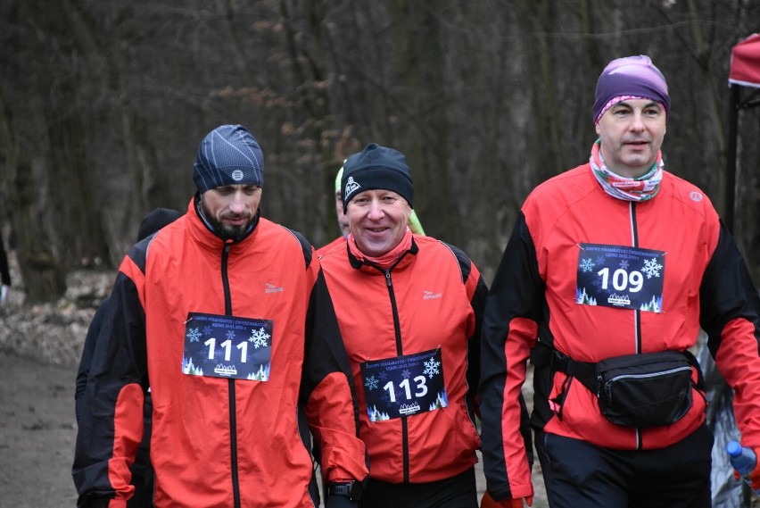Zimowy Półmaraton/Ćwierćmaraton w Łęknie. Prawie 150 biegaczy wystartowało na dwóch dystansach podczas ósmej edycji biegu [zdjęcia]