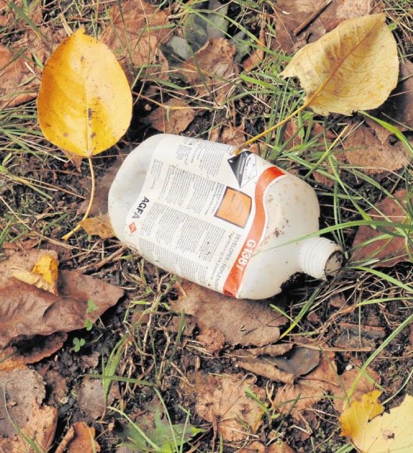 W trawie można znaleźć plastikowe butelki po lekach