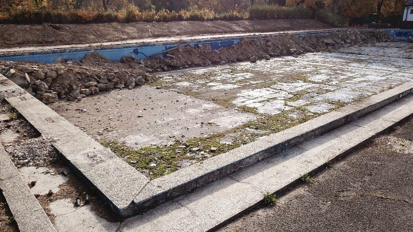 Koniec basenu "Tęcza" w Kielcach, zasypują go. W tle nowe inwestycje przy zalewie (WIDEO, ZDJĘCIA)