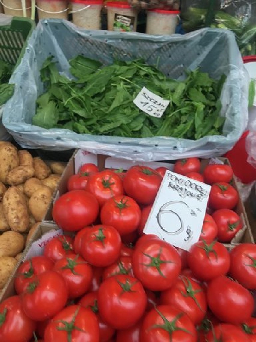 Ceny warzyw i owoców na rynku przy Placu Kupieckim w Chełmie