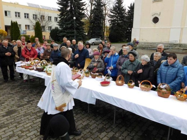 W Wielką Sobotę w kościele pw. Świętej Rodziny w Pile już od godziny 9 ksiądz święcił koszyki z jedzeniem. W święconkach znalazły się jajka, kiełbasy, baranki z masła, szynki czy chrzan. 

ZOBACZ WIĘCEJ: Święconka w PIle [ZDJĘCIA]