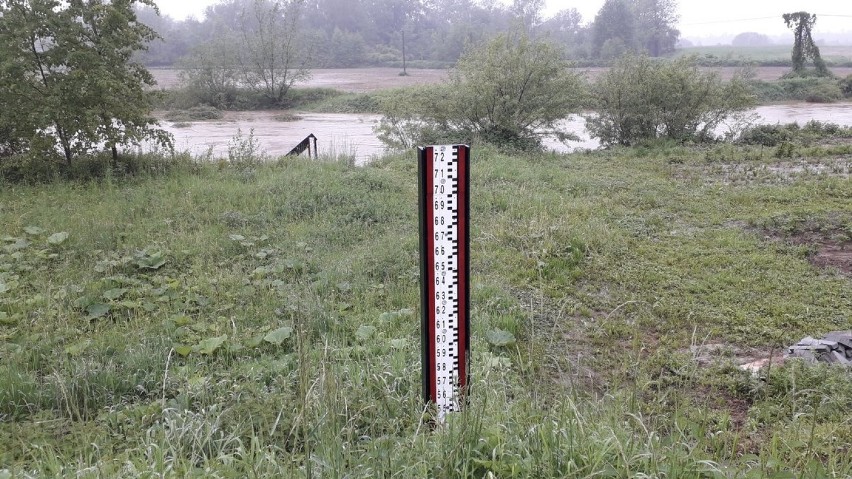 Powiat bocheński. Alarm przeciwpowodziowy wciąż trwa, Raba i Stradomka nadal bardzo niebezpieczne - ZOBACZ ZDJĘCIA