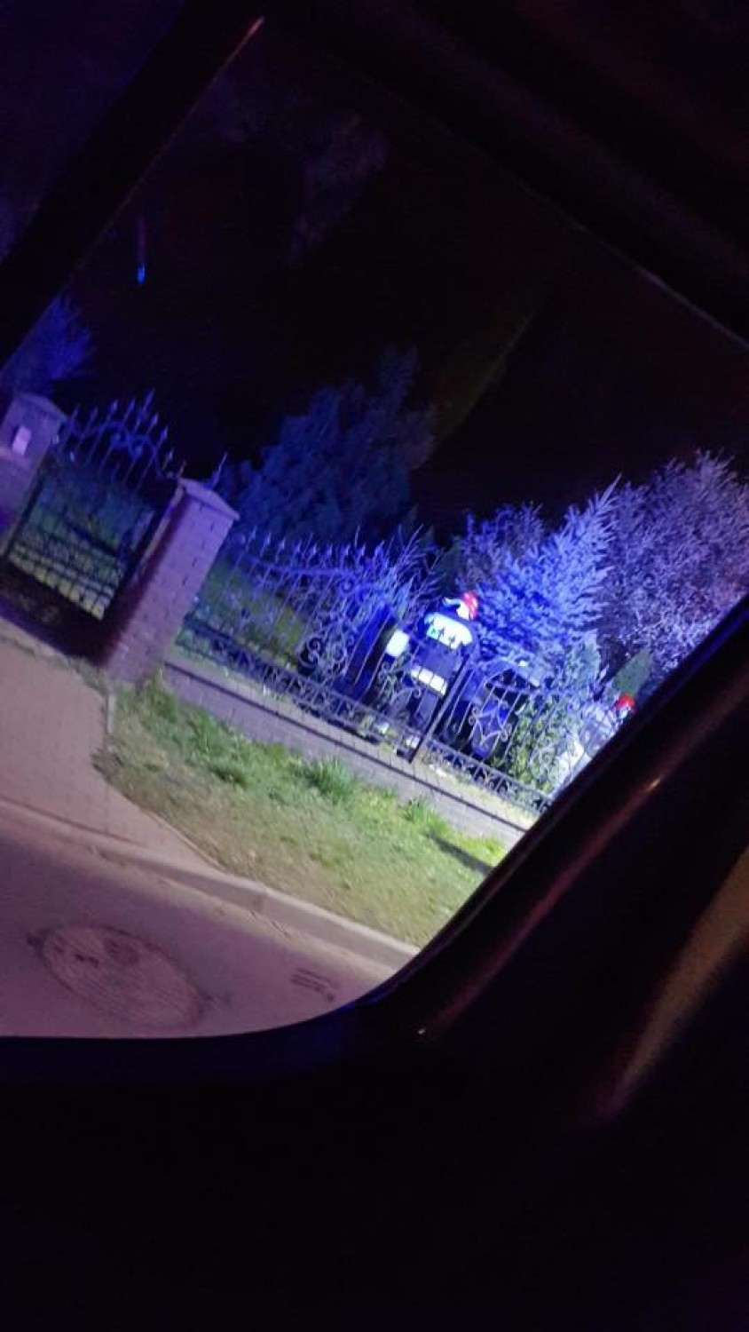 Groźny wypadek w Dąbrowie Górniczej. Pijany kierowca wjechał w płot, dwie osoby w szpitalu