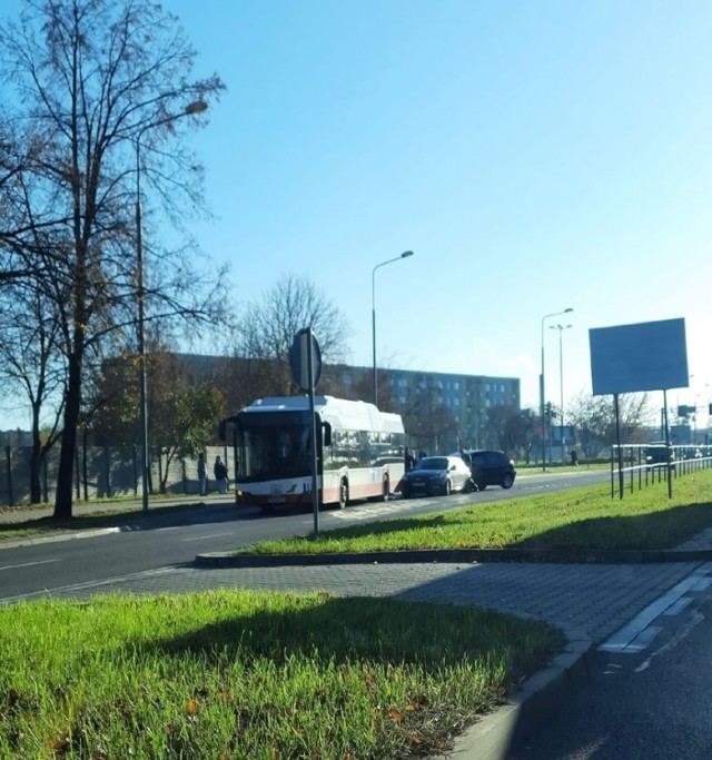 na ulicy Maratońskiej zderzyły się opel, hyundai nauki jazdy i autobus. Instruktor z "elki" wymagał pomocy medycznej.