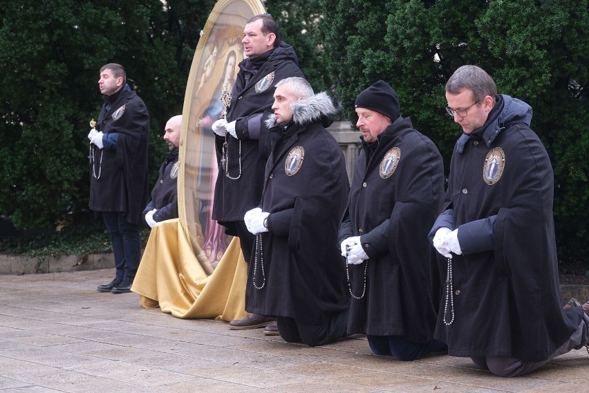 Męski Różaniec w Warszawie. Wojownicy Maryi i Żołnierze Chrystusa modlili się na Krakowskim Przedmieściu