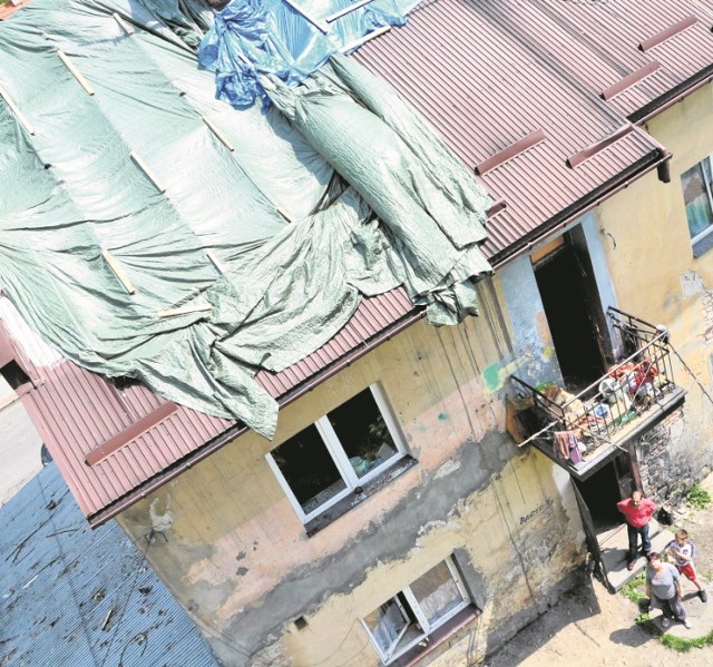 Mieszkańcy sąsiednich bloków żądają, by ruderę wyburzyć, bo wkrótce może dojść do tragedii