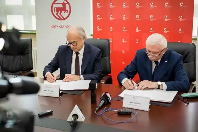 Marek Maruszak, prezes firmy Rossmann, oraz prof. Antoni Różalski, rektor Uniwersytetu Łódzkiego