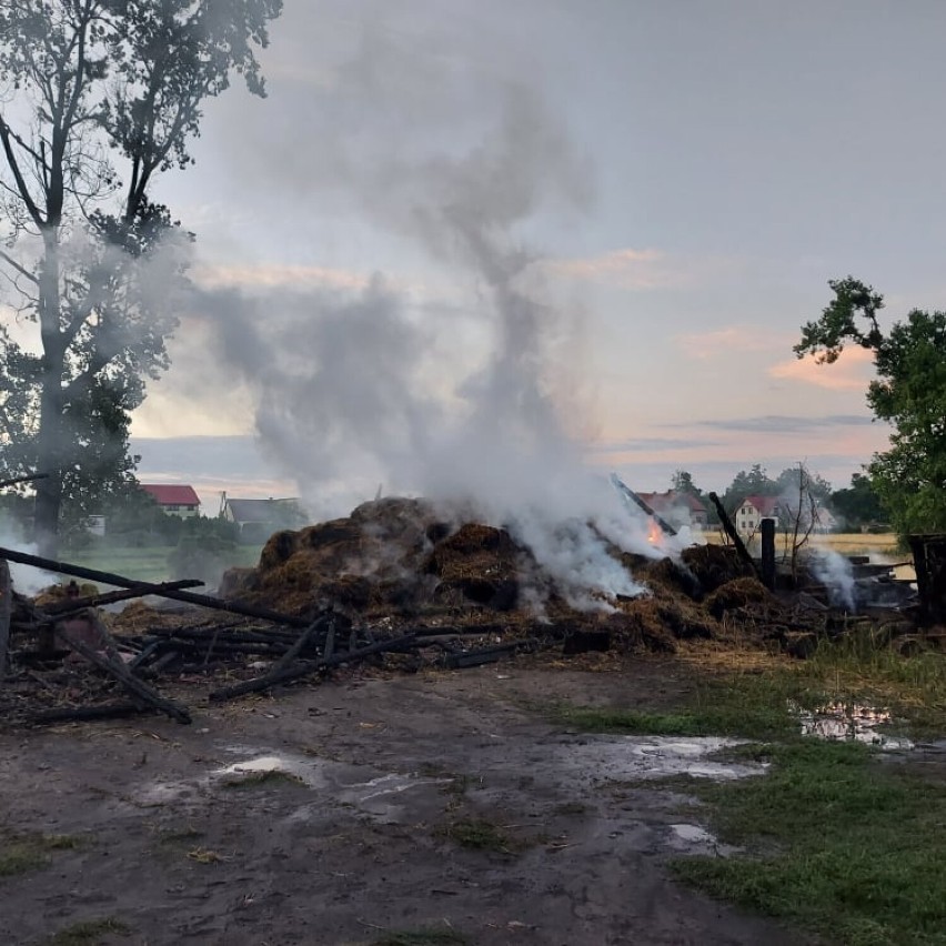 Nocny pożar stodoły w Mielżynie. Dogaszanie może potrwać do wieczora [GALERIA]