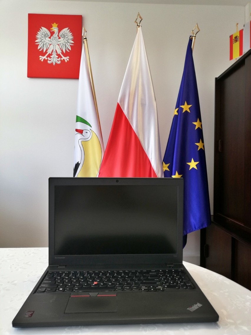 Rzeczenica. Firma z Przechlewa użyczyła laptopy dla dzieci i młodzieży szkolnej