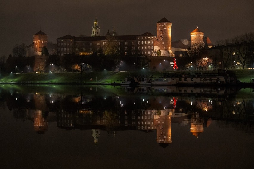 Czerwona kokardka na ulicach Krakowa. Co to za akcja?