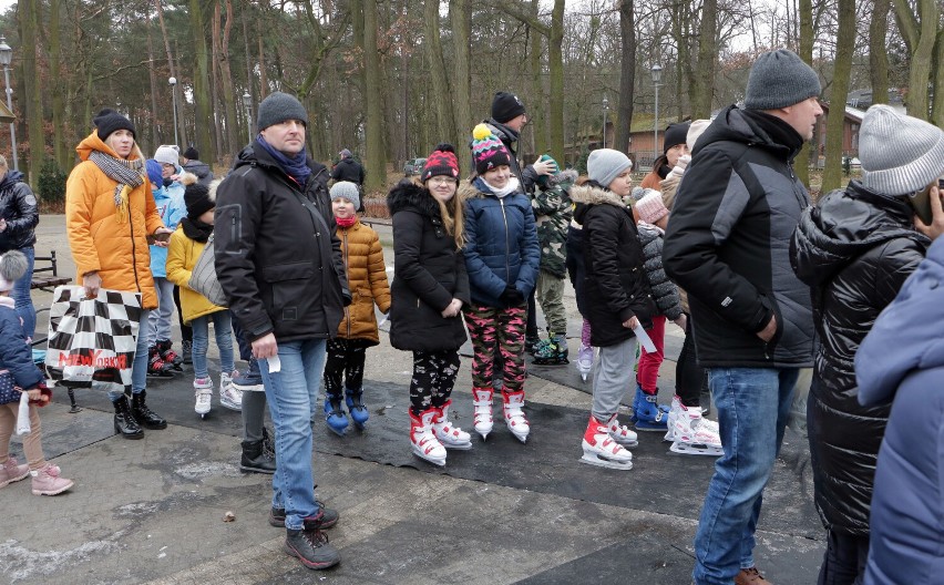 Pierwsze zajęcia bezpłatnej szkółki łyżwiarskiej na...