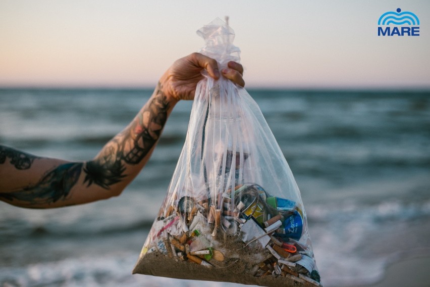 Morskie kosze na śmieci filtrują wodę i wyławiają odpady. W Polsce jest już dziesięć takich koszy. Czy to uratuje nas przed falą plastiku?