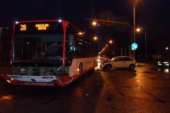 Częstochowa: Wypadek na skrzyżowaniu Legionów i Faradaya. Autobus zderzył się z samochodem