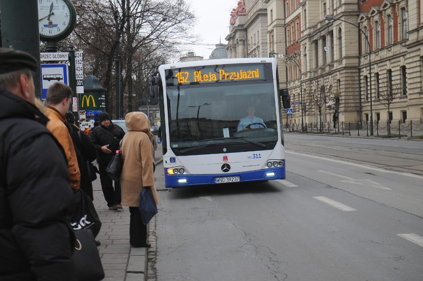 Podróżowanie zatłoczonym autobusem linii 152 niewiele ma...