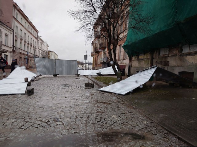 Na ulicy Słowackiego w Kielcach wiatr przewrócił ogrodzenie. Zdjęcie zrobione w poniedziałek po godzinie 8 rano