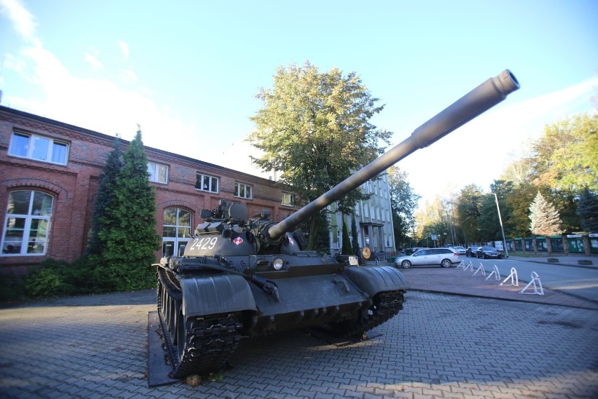 Katowice: Przed kopalnią Wujek stanął czołg T-55. Trafi na nową wystawę w Śląskim Centrum Wolności i Solidarności