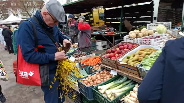 Na przedświąteczne zakupy, już wczesnym rankiem grudziądzanie przyszli na targowisko przy ul. Kosynierów Gdyńskich w Grudziądzu