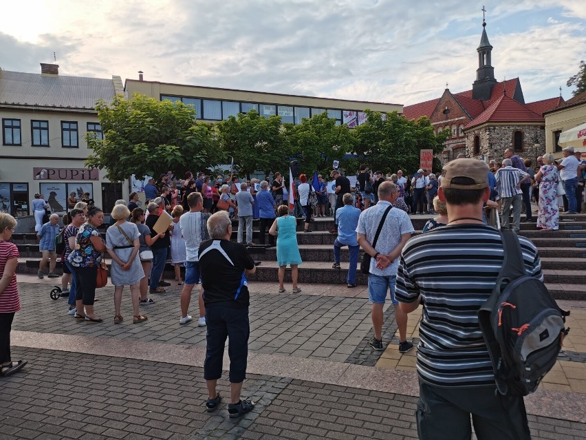 Chrzanów. Protest na Rynku przeciwko "Lex TVN". "Chcemy wolnych mediów" [ZDJĘCIA]