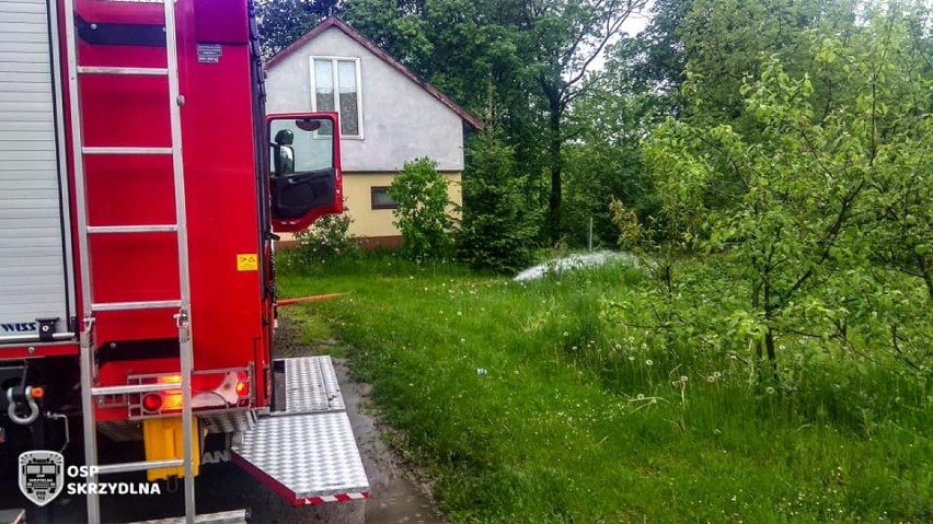 Powiat Limanowski. Podtopienia, powalone drzewa i zatkane przepusty. 14 interwencji strażaków ostatniej doby