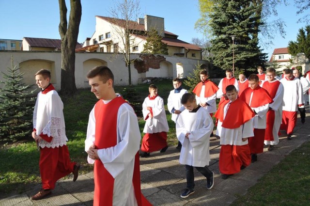 Wielki Piątek w Uniejowie. Wierni uczestniczyli w liturgii Męki Pańskiej