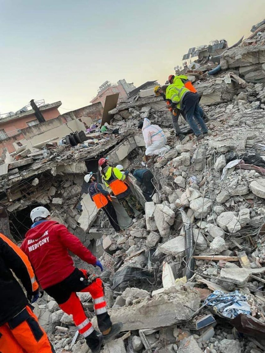 Była dziewięć dni pod gruzami i żyje! Ratownicy z OSP Wieruszów i łódzkiej Fundacji Happy Kids ocalili 4-letnią ofiarę trzęsienia ziemi 