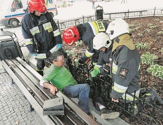 Nowy Sącz: strażacka akcja pod ratuszem. Noga utknęła pod ogrodzeniem