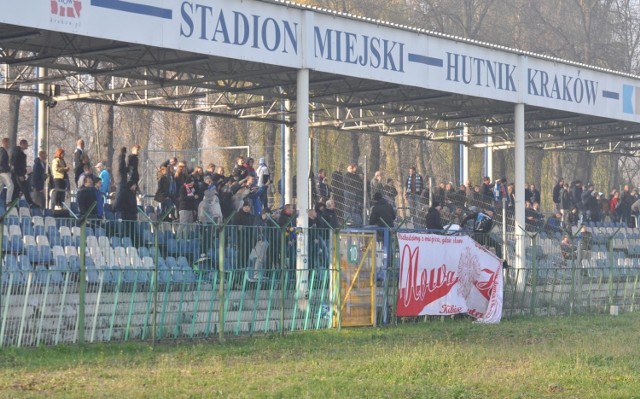 Trybuna Hutnika od strony klasztoru w Mogile nie spełnia II-ligowych standardów