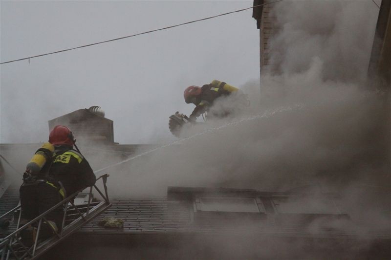 Świdnik: Pożar w bloku przy ul. Stachonia. Zapalił się dach (ZDJĘCIA)