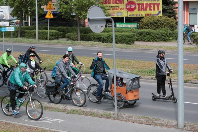 
W niedzielę, 5 maja w Zielonej Górze było bardzo zdrowo. Najpierw przejazd rowerami, a potem Piknik Zdrowia na zielonogórskim deptaku. Zobaczcie! 
Wielki Rowerowy Przejazd Miłośników dwóch kółek to był początek zdrowego świętowania. Ponad 100 osób przejechało ulicami Zielonej Góry i w południe dotarli pod pomnik Bachusa. 

Zobacz też:
GEOPARK - ATRAKCJA TURYSTYCZNA WOJ. LUBUSKIEGO