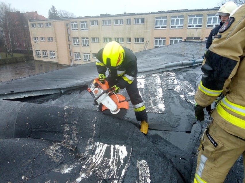 Zerwało dach w Zespole Szkół Ponadpodstawowych im. D. Chłapowskiego w naszym mieście - interweniowali strażacy