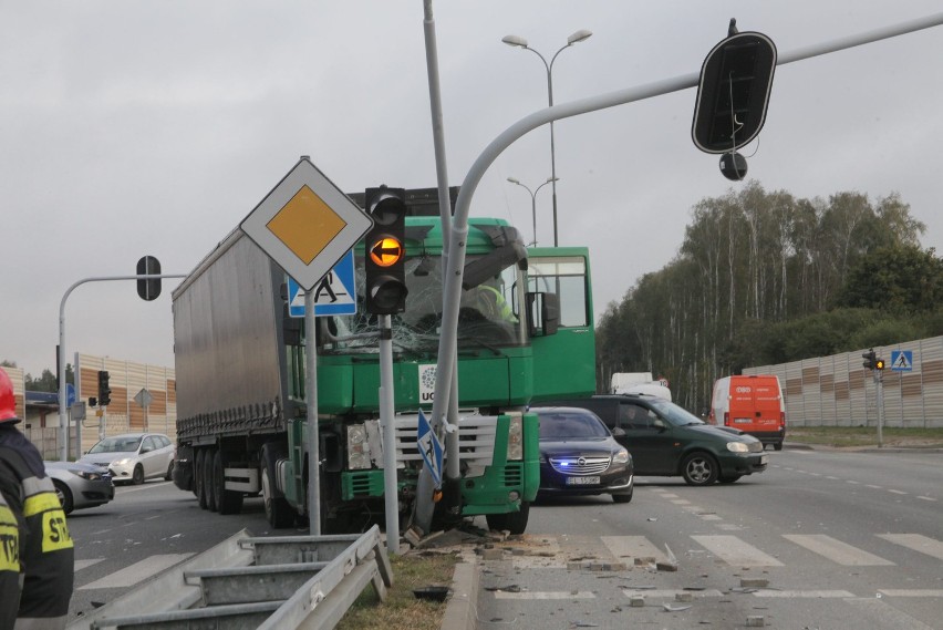 Śmiertelny wypadek na Zakładowej w Łodzi. Zderzenie z tirem