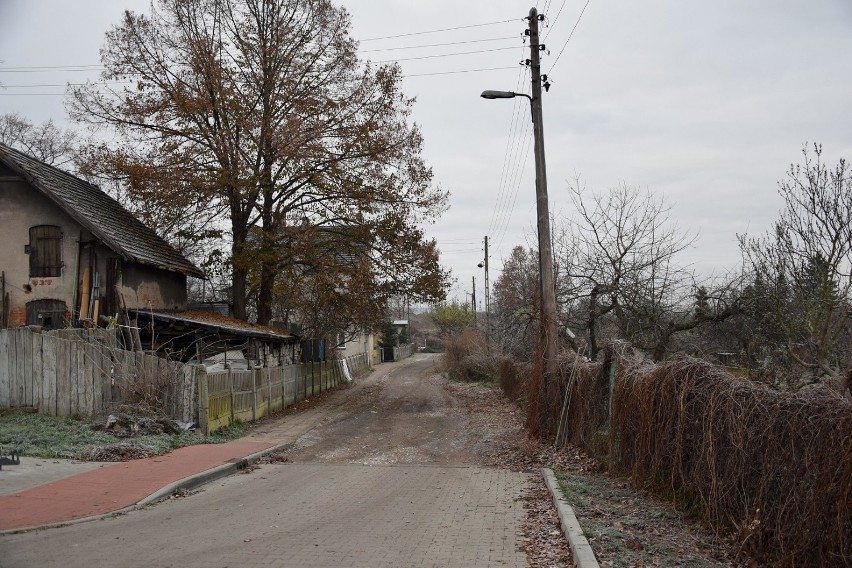 Ulica Dworcowa w Chodzieży: Fatalna droga blisko centrum miasta. Dlaczego nikt jej nie remontuje?