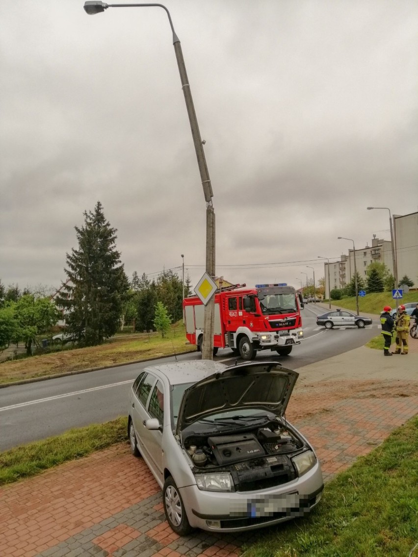 Wpadła w poślizg i uderzyła w latarnię przy skrzyżowaniu Wschodniej i Staszica [ZDJĘCIA]