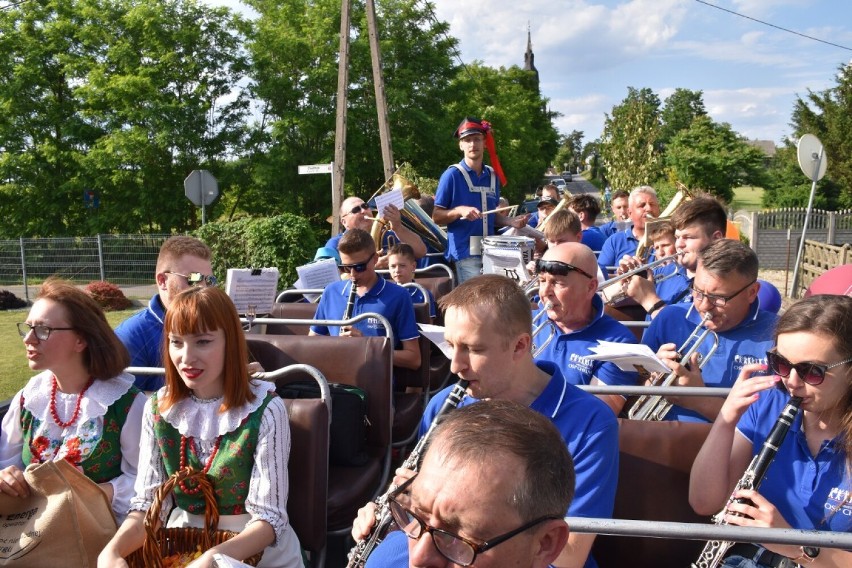 Orkiestra Dęta OSP Chełmce ma 100 lat! Z tej okazji muzycy objechali Chełmce i Wolicę grając na podwórkach, skwerach i...w jelczu cabrio! 