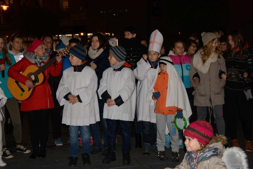 Marsz Wszystkich Świętych w Malborku [ZDJĘCIA]. To już tradycja w "katoliku"