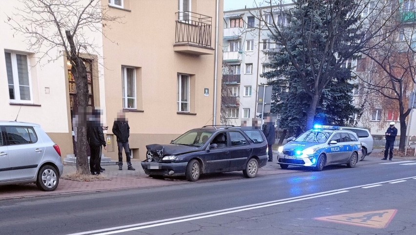 Zderzenie na ul. Sikorskiego w Głogowie. Dwa auta zderzyły się przed starostwem
