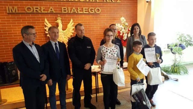 Laureaci konkursu powiatowego dotyczącego bezpieczeństwa otrzymali dyplomy i nagrody rzeczowe.