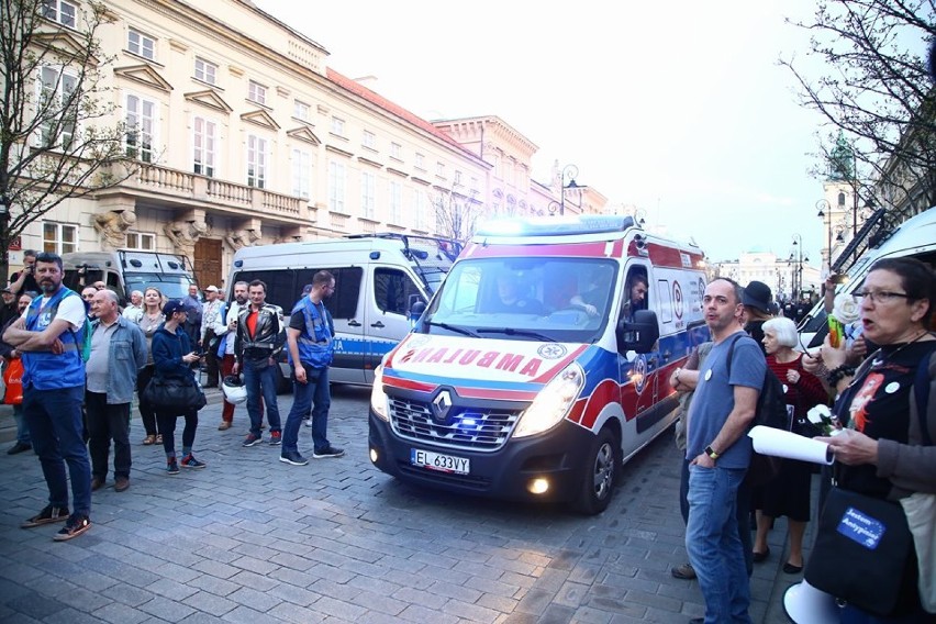 Rocznica Katastrofy Smoleńskiej w Warszawie. Na Krakowskim...