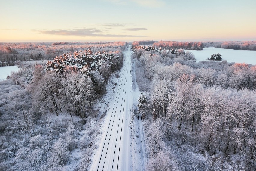 Malownicze, zimowe widoki modernizowanej linii kolejowej 210...