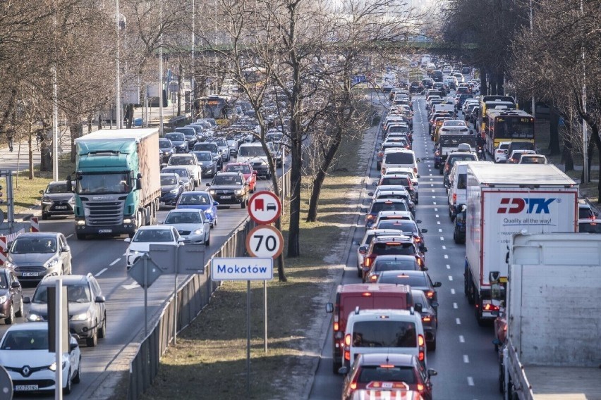 Ile jest samochodów w Warszawie? Ze spisu wynika aż 1,7 miliona. Od lat te liczby rosną