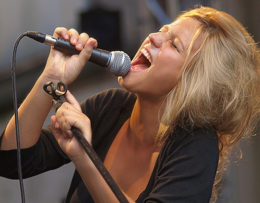 Selah Sue podczas koncertu w niemieckim Nürnberg w 2010 r.