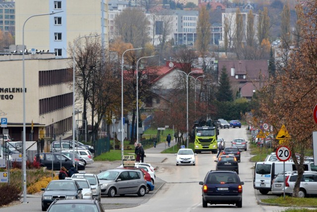 Na ulicy Śląskiej zamontowano nowe oświetlenie, ale tylko po jednej stronie więc na chodniku, przy którym stoją bloki jest ciemno.