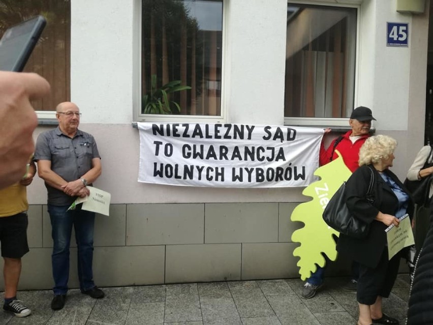 Kilkadziesiąt osób protestowało pod sądem w Olkuszu w obronie LGBT