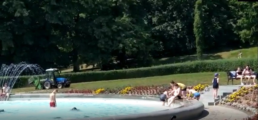 Tarnów. Mieszkańcy urządzili sobie basen w fontannie w Parku Sanguszków. Teraz za kąpiel w niej grozi mandat [ZDJĘCIA]