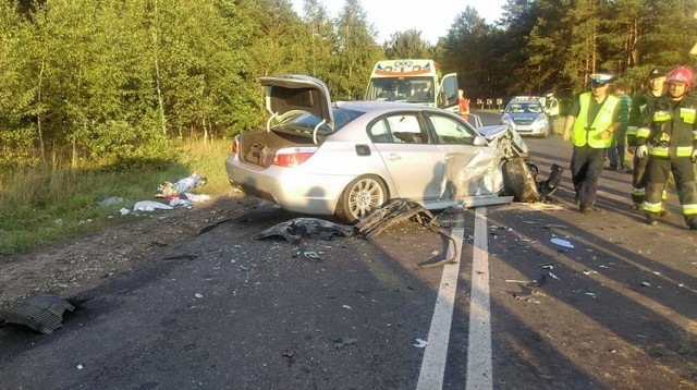 Do zdarzenia drogowego doszło w sobotę (11 sierpnia) przed godz. 19.00 w miejscowości Gorzeń w gminie Nakło nad Notecią. Brały w nim udział samochody marek BMW na bydgoskich tablicach rejestracyjnych oraz prawdopodobnie renault, który wylądował w polu.

- Kierująca Renault Megane, 26-letnia mieszkanka powiatu bydgoskiego, na łuku drogi prawdopodobnie straciła panowanie nad pojazdem, zjechała na drugi pas i zderzyła się z bmw. W bmw jechało pięć osób, natomiast renault podróżowała tylko 26-latka. Wszystkie osoby zostały zabrane do szpitali, z czego jedna z pasażerek bwm została przetransportowana helikopterem LPR do Bydgoszczy – mówi nam oficer prasowa mł. asp. Justyna Andrzejewska z KPP Nakło nad Notecią.

Jak się dowiedzieliśmy, 24-letni kierowca bmw jest obcokrajowcem z kartą pobytu wydaną przez wojewodę kujawsko-pomorskiego, mieszkańcem powiatu bydgoskiego.

Służby nadal pracują na miejscu zdarzenia, patrole policji na wysokości wjazdu do Białych Błot i od strony Nakła kierują objazdami.






Rosnąca liczba utonięć w Polsce: Jak zapobiec tragedii?

