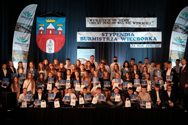 Wręczenie stypendiów 59 uczniom szkół gminy Więcbork za osiągnięcia edukacyjne w roku szkolnym 2020/2021