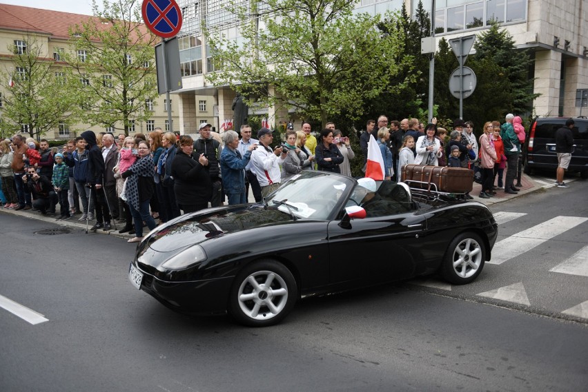 Dzień Flagi 2018: Niezwykła parada w Poznaniu. 100 kabrioletów na ulicach miasta! [ZDJĘCIA]