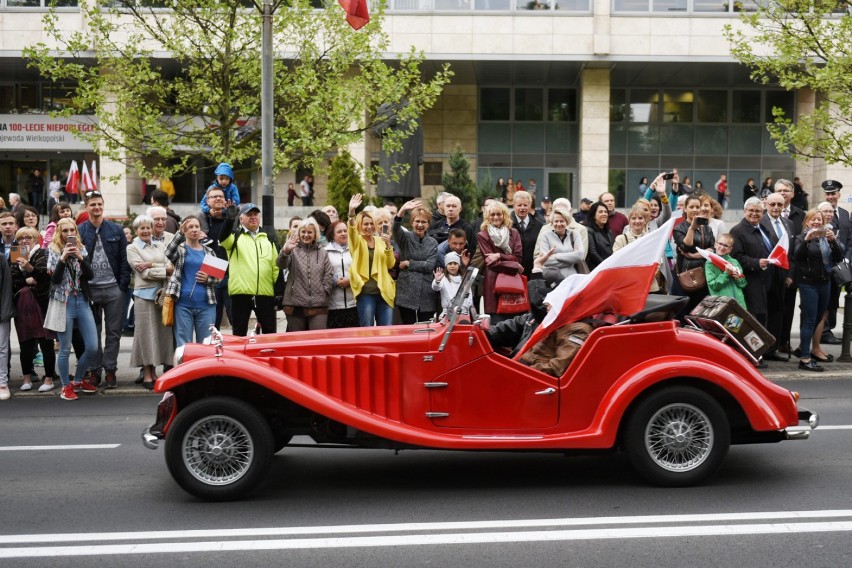 Dzień Flagi 2018: Niezwykła parada w Poznaniu. 100 kabrioletów na ulicach miasta! [ZDJĘCIA]