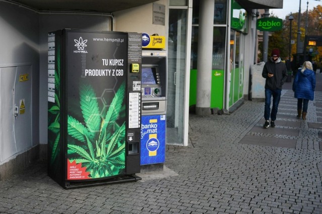 Przy ul. Sokoła, Murawa i na rogu ulicy Szkolnej w Poznaniu stanęły w ostatnich dniach z produktami konopnymi. Widnieje na nich charakterystyczny liść kojarzący się z marihuaną.